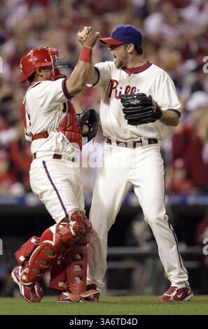 11. Oktober 2008: Der Closer Brad Lidge von Philadelphia Phillies feiert mit dem Fänger Carlos Ruiz, nachdem er die Los Angeles Dodgers im zweiten Spiel des NLCS am Freitag, den 10. Oktober 2008 besiegt hat. (Yong Kim/Philadelphia Daily News/MCT) (Kreditbild: © Yong Kim/MCT/ZUMAPRESS.com) Stockfoto
