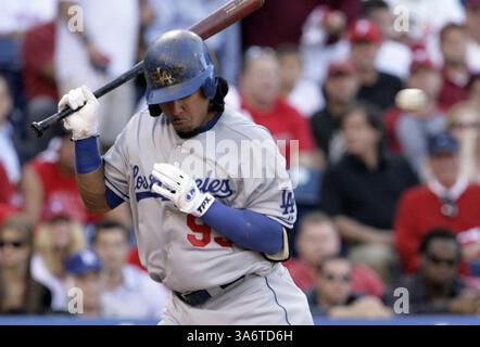 11. Oktober 2008: Manny Ramirez der Los Angeles Dodgers versucht, im ersten Inning des Spiels 2 des NLCS im Citizens Bank Park in Philadelphia, Pennsylvania, einen wilden Pitch von Brett Myers 2008 aus Philadelphia zu vermeiden. (Yong Kim/Philadelphia Daily News/MCT) (Kreditbild: © Yong Kim/MCT/ZUMAPRESS.com) Stockfoto