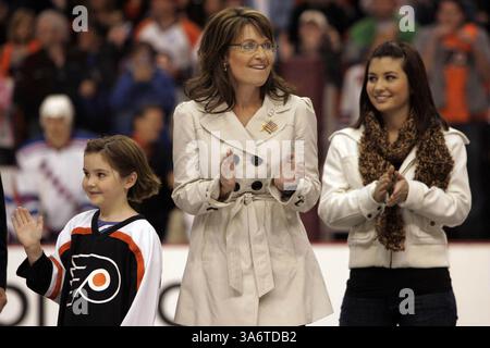 11. Oktober 2008: Die republikanische Vizepräsidentschaftskandidatin Sarah Palin und die Töchter Piper und Willow winken am Samstag, den 11. Oktober 2008 im Wachovia Center in Philadelphia, Pennsylvania. Palin ließ den ersten Puck der Flyers Season gegen die New York Rangers fallen. (Laurence Kesterson/Philadelphia Inquirer/MCT) (Kreditbild: © Laurence Kesterson/MCT/ZUMAPRESS.com) Stockfoto