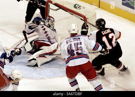 11. Oktober 2008: Simon Gagne holt den Puck an Steve Valiquette (40), um im Wachovia Center in Philadelphia, Pennsylvania, am Samstag, den 11. Oktober 2008 ein Flyers-Tor zu erzielen. (Laurence Kesterson/Philadelphia Inquirer/MCT) (Kreditbild: © Laurence Kesterson/MCT/ZUMAPRESS.com) Stockfoto