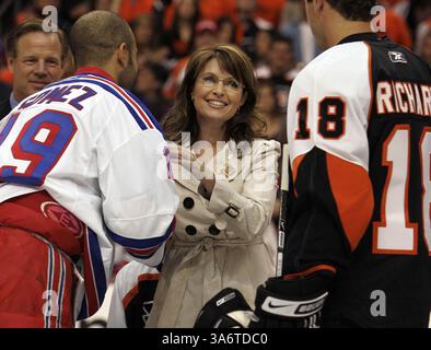 11. Oktober 2008: Die republikanische Vizepräsidentschaftskandidatin Sarah Palin begrüßt die New York Rangers Scott Gomez und Philadelphia Flyers Mike Richards, bevor sie am Samstag, den 11. Oktober 2008, den ersten Puck der Flyers Season im Wachovia Center in Philadelphia, Pennsylvania, verlor. (Laurence Kesterson/Philadelphia Inquirer/MCT) (Kreditbild: © Laurence Kesterson/MCT/ZUMAPRESS.com) Stockfoto
