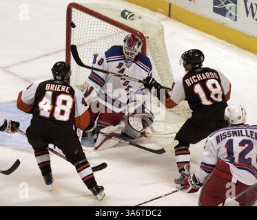 11. Oktober 2008 - Philadelphia Flyers Mike Richards schlägt den Puck zum Tor, bevor Simon Gagne (nicht im Bild) den Puck am New York Rangers Torwart Steve Valiquette (40) für ein Flyers' Tor im Wachovia Center in Philadelphia, Pennsylvania, am Samstag, 11. Oktober 2008 gewinnen kann. (Laurence Kesterson/Philadelphia Inquirer/MCT) (Kreditbild: © Laurence Kesterson/MCT/ZUMAPRESS.com) Stockfoto