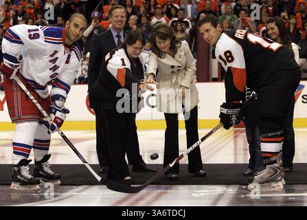 11. Oktober 2008: Cathy O’Connell, Siegerin des Philadelphia Flyers Ultimate Hockey Mom Contest, aus Erdenheim, Pennsylvania, und die republikanische Vizepräsidentschaftskandidatin Sarah Palin lassen den ersten Puck der Flyers-Saison während ihres Spiels gegen die New York Rangers fallen. Auf der linken Seite sind die Rangers Scott Gomez und auf der rechten Seite Flyers Mike Richards im Wachovia Center in Philadelphia, Pennsylvania, Samstag, 11. Oktober 2008. (Laurence Kesterson/Philadelphia Inquirer/MCT) (Kreditbild: © Laurence Kesterson/MCT/ZUMAPRESS.com) Stockfoto