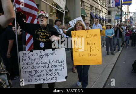 11. Oktober 2008: Demonstranten bejubeln, dass die republikanische Vizepräsidentschaftskandidatin Sarah Palin am Samstag, den 11. Oktober 2008, im Park Hyatt Hotel in Philadelphia, Pennsylvania, eintrifft. (Laurence Kesterson/Philadelphia Inquirer/MCT) (Kreditbild: © Laurence Kesterson/MCT/ZUMAPRESS.com) Stockfoto
