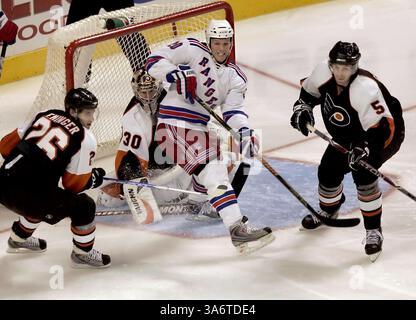 11. Oktober 2008: Antero Niittymaki, Torhüter der Philadelphia Flyers, lässt am Samstag, den 11. Oktober 2008 im Wachovia Center in Philadelphia, Pennsylvania, einen Treffer der New York Rangers Fredrik Sjostrom (20) ablenken. (Laurence Kesterson/Philadelphia Inquirer/MCT) (Kreditbild: © Laurence Kesterson/MCT/ZUMAPRESS.com) Stockfoto
