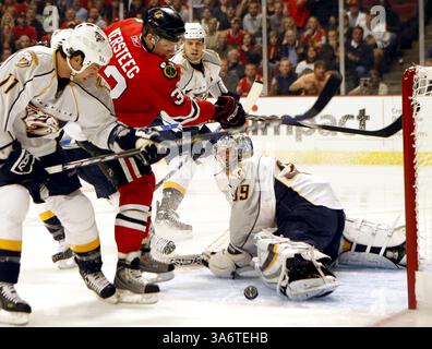 13. Oktober 2008: Dan Ellis, Torhüter der Nashville Predators, stoppt am Montag, den 13. Oktober 2008 in Chicago einen Schuss von Chicago Blackhawks Kris Versteeg. (Phil Velasquez/Chicago Tribune/MCT) (Kreditbild: © Phil Velasquez/MCT/ZUMAPRESS.com) Stockfoto