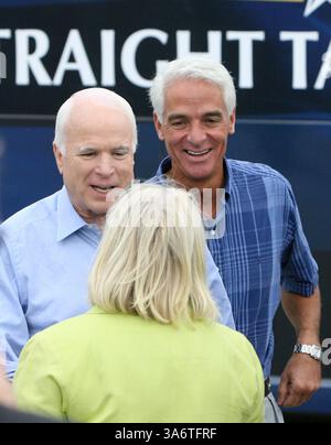 23. Oktober 2008: Der Präsidentschaftskandidat der GOP, Senator John McCain, begrüßt einen Unterstützer mit Gouverneur Charlie Crist, richtig, während einer "Joe the Klempner"-Kundgebung bei All Star Building Materials in Ormond Beach, Florida, Donnerstag, 23. Oktober 2008. (Joe Burbank/Orlando Sentinel/MCT) (Kreditbild: © Joe Burbank/MCT/ZUMAPRESS.com) Stockfoto