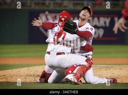 29. Oktober 2008: Catcher Carlos Ruiz nimmt Brad Lidge nach dem Finale am 29. Oktober 2008 an, als die Philadelphia Phillies die Tampa Bay Rays 4-3 besiegten und die World Series gewinnen. (Jerry Lodriguss/Philadelphia Inquirer/MCT) (Kreditbild: © Jerry Lodriguss/MCT/ZUMAPRESS.com) Stockfoto