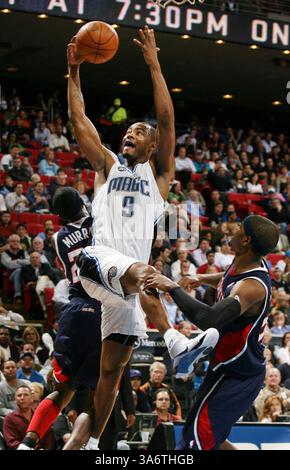30. Oktober 2008: Orlando Magic Forward Rashard Lewis (9) holt sich einen Korb vor der Atlanta Hawks-Wache Flip Murray (links) während der Eröffnungsnächte in der Amway Arena in Orlando, Florida, Mittwoch, 29. Oktober 2008. Die Hawks besiegten die Magic, 99–85. (Stephen M. Dowell/Orlando Sentinel/MCT) (Kreditbild: © Stephen M. Dowell/MCT/ZUMAPRESS.com) Stockfoto