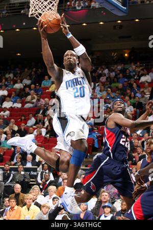 30. Oktober 2008: Der Orlando Magic Guard Mickael Pietrus steigt am Mittwoch, den 29. Oktober 2008, über den Atlanta Hawks Wächter Flip Murray, um einen Korb während der Eröffnungsabende in der Amway Arena in Orlando, Florida zu bekommen. Die Hawks besiegten die Magic, 99–85. (Stephen M. Dowell/Orlando Sentinel/MCT) (Kreditbild: © Stephen M. Dowell/MCT/ZUMAPRESS.com) Stockfoto