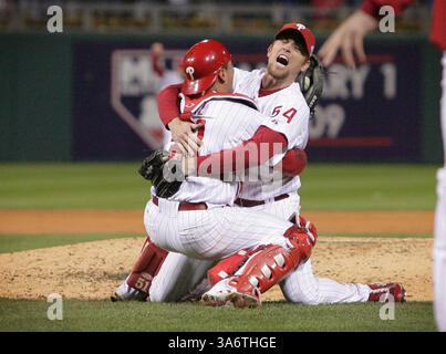 29. Oktober 2008: Catcher Carlos Ruiz nimmt Brad Lidge nach dem Finale am 29. Oktober 2008 an, als die Philadelphia Phillies die Tampa Bay Rays 4-3 besiegten und die World Series gewinnen. (Jerry Lodriguss/Philadelphia Inquirer/MCT) (Kreditbild: © Jerry Lodriguss/MCT/ZUMAPRESS.com) Stockfoto