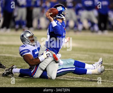 2. November 2008: Die Dallas Cowboys Bradi James entführt im zweiten Quartal den New York Giants Quarterback Eli Manning. Die Giants besiegten die Cowboys 35-14 im Giants Stadium in East Rutherford, New Jersey am Sonntag, den 2. November 2008. (Paul J. Bereswill/Newsday/MCT) (Bild: © Paul J. Bereswill/MCT/ZUMAPRESS.com) Stockfoto
