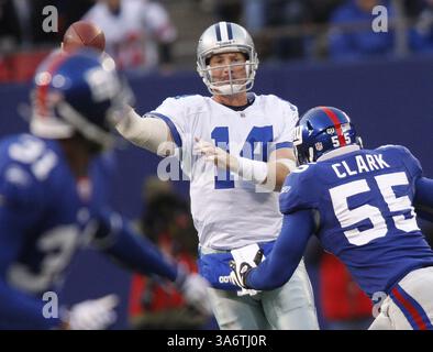 2. November 2008: Der Quarterback Brad Johnson der Dallas Cowboys tritt unter Druck der New York Giants aus. Die Giants besiegten die Cowboys 35-14 im Giants Stadium in East Rutherford, New Jersey am Sonntag, den 2. November 2008. (Ron T. Ennis/Fort Worth Star-Telegram/MCT) (Kreditbild: © Ron T. Ennis/MCT/ZUMAPRESS.com) Stockfoto