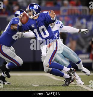 2. November 2008: Der Quarterback der New York Giants Eli Manning entzieht sich einem Sack von Dallas Cowboys Anthony Spencer. Die Giants besiegten die Cowboys 35-14 im Giants Stadium in East Rutherford, New Jersey am Sonntag, den 2. November 2008. (David L. Pokress/Newsday/MCT) (Kreditbild: © David L. Pokress/MCT/ZUMAPRESS.com) Stockfoto