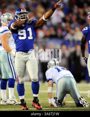 2. November 2008: Die New York Giants Justin Tuck feiert im zweiten Quartal die Entlassung des Quarterbacks der Dallas Cowboys Brad Johnson. Die Giants besiegten die Cowboys 35-14 im Giants Stadium in East Rutherford, New Jersey am Sonntag, den 2. November 2008. (Paul J. Bereswill/Newsday/MCT) (Bild: © Paul J. Bereswill/MCT/ZUMAPRESS.com) Stockfoto