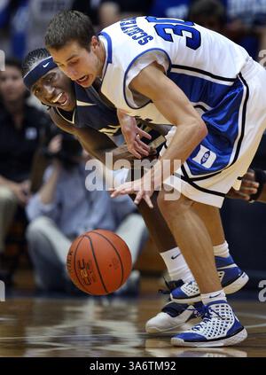 11. November 2008: Die Duke Guard Jon Scheyer (rechts) stiehlt den Ball von Antoine Johnson (links) im Cameron Indoor Stadium in Durham, North Carolina, am Montag, 11. November 2008. Duke besiegte Georgia Southern zwischen 97 und 54. (Chuck Liddy/Raleigh News & Observer/MCT) (Kreditbild: © Chuck Liddy/MCT/ZUMAPRESS.com) Stockfoto
