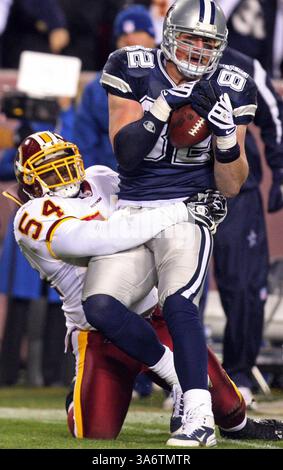 16. November 2008: Dallas Tight End Jason Witten kämpft nach dem Fang um die Wette, als Washingtons H.B. Blades im zweiten Quartal gegen die Washington Redskins 14-10 im FedEx Field in Landover, Maryland, am Sonntag, den 16. November 2008 verteidigt. (Louis DeLuca/Dallas Morning News/MCT) (Kreditbild: © Louis Deluca/MCT/ZUMAPRESS.com) Stockfoto