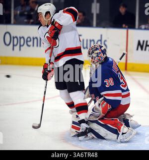 27. Januar 2007: Der rechte Flügel der New Jersey Devils David Clarkson (23) stellt einen Bildschirm auf, als der Hit des Devils-Zentrums Brian Rolston (12) 30 am 27. Dezember 2008 in der ersten Phase am Madison Square Garden in New York vorbeikommt. (J. Conrad Williams Jr./Newsday/MCT) (Kreditbild: © J. Conrad Williams Jr/MCT/ZUMAPRESS.com) Stockfoto