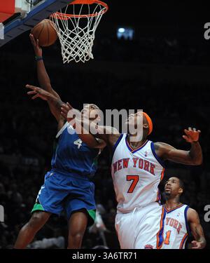 26. Januar 2007: Randy Foye (4) der Minnesota Timberwolves-Garde tritt am Freitag, den 26. Dezember 2008, im ersten Viertel im Madison Square Garden in New York City, New York, gegen den New York Knicks-Vorkämpfer Al Harrington (7) aus. (J. Conrad Williams Jr./ Newsday/MCT) (Kreditbild: © J. Conrad Williams Jr/MCT/ZUMAPRESS.com) Stockfoto