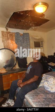 12. Dezember 2008 – William Jackson sieht am 10. Dezember 2008 in seiner Wohnung in Liberty City in Miami, Florida, nach Deckenschäden. Wenn Eigentümer von Wohngebäuden Zwangsvollstreckungen unterliegen, können die Folgen für die zurückgelassenen Mieter schrecklich sein. (Peter Andrew Bosch/Miami Herald/MCT) (Kreditbild: © Peter Andrew Bosch/MCT/ZUMAPRESS.com) Stockfoto
