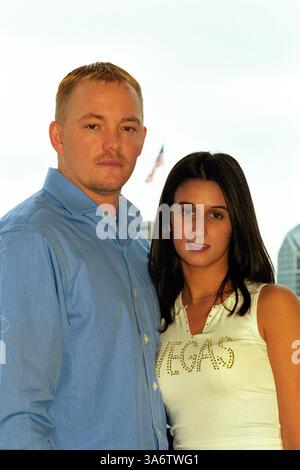 November 30, 2004; Las Vegas, NV, USA; die 5-jährige Ehe zwischen einem ehemaligen US-Marine Jason Johnson und einer Bahraini-Prinzessin Meriam Al-Khalifa reichte die Scheidung an der 5. Hochzeit in Anniversay ein. Johnson schlich seine Geliebte in die USA und wurde vom Hof über die Beziehung, die im Fernsehen als „die Prinzessin und der Marine“ dargestellt wurde, marschiert. Abbildung: 26.05.01; San Diego, CA, USA; Bahrain Prinzessin MERIAM AL-KHALIFA und Ehemann JASON JOHNSON erhielten den Einwanderungsstatus für die Bahrain Prinzessin, die nach ihrer Flucht aus ihrem eigenen Land um eine US-Marine suchte. Stockfoto