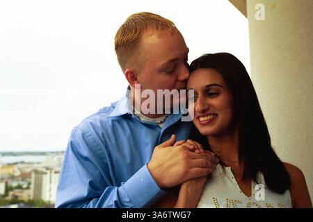 November 30, 2004; Las Vegas, NV, USA; die 5-jährige Ehe zwischen einem ehemaligen US-Marine Jason Johnson und einer Bahraini-Prinzessin Meriam Al-Khalifa reichte die Scheidung an der 5. Hochzeit in Anniversay ein. Johnson schlich seine Geliebte in die USA und wurde vom Hof über die Beziehung, die im Fernsehen als „die Prinzessin und der Marine“ dargestellt wurde, marschiert. Abbildung: 26.05.01; San Diego, CA, USA; Bahrain Prinzessin MERIAM AL-KHALIFA und Ehemann JASON JOHNSON erhielten den Einwanderungsstatus für die Bahrain Prinzessin, die nach ihrer Flucht aus ihrem eigenen Land um eine US-Marine suchte. Stockfoto