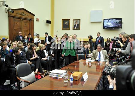 23. Januar 2012 - Washington, District of Columbia, Vereinigte Staaten von Amerika - die US-Außenministerin Hillary Rodham Clinton trifft am Mittwoch, den 23. Januar 2013 in Washington, D.C. ein, um vor dem Ausschuss für auswärtige Beziehungen der Vereinigten Staaten über den Terroranschlag in Benghazi: The Secretary of State's View auszusagen. (Kreditbild: © Ron Sachs/CNP/ZUMAPRESS.com) Stockfoto