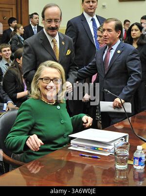 23. Januar 2012 - Washington, District of Columbia, Vereinigte Staaten von Amerika - US-Außenministerin Hillary Rodham Clinton, unten links, sitzt oben links Mitglied Eliot Engel (Demokrat von New York) und Vorsitzender Ed Royce (Republikaner von Kalifornien), oben rechts, bevor er vor dem Ausschuss für auswärtige Beziehungen der Vereinigten Staaten von Amerika eine Anhörung zum Terroranschlag in Benghazi: The Secretary of State's View in Washington, D.C. am Mittwoch, 23. Januar 2013, D.C. gibt. (Kreditbild: © Ron Sachs/CNP/ZUMAPRESS.com) Stockfoto