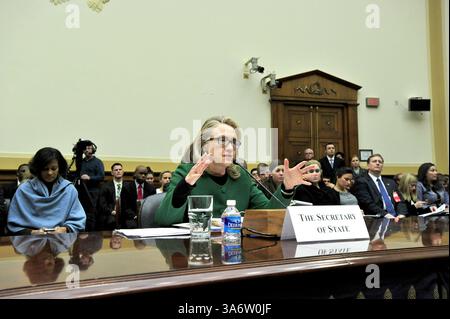 23. Januar 2012 - Washington, District of Columbia, Vereinigte Staaten von Amerika - US-Außenministerin Hillary Rodham Clinton sagt vor dem Ausschuss für auswärtige Beziehungen des US-Repräsentantenhauses zum Terroranschlag in Benghazi: The Secretary of State's View am Mittwoch, den 23. Januar 2013, in Washington, D.C. aus. Credit: Ron Sachs / CNP. (Kreditbild: © Ron Sachs/CNP/ZUMAPRESS.com) Stockfoto