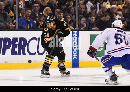 8. Februar 2015: Boston, Massachusetts, USA: Adam McQuaid (54) und Christian Thomas der Montreal Canadiens (60) im NHL-Spiel zwischen den Montreal Canadiens und den Boston Bruins im TD Garden in Boston, Massachusetts. Die Kanadier besiegten die Bruins 3-1 in der regulatorischen Zeit. Eric Canha/CSM(Bild: © Eric Canha/Cal Sport Media/ZUMAPRESS.com) Stockfoto
