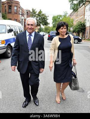 29. August 2011 - Washington, District of Columbia, Vereinigte Staaten von Amerika - Dominique Strauss-Kahn, ehemaliger Leiter des Internationalen Währungsfonds (IWF), und seine Frau Anne Sinclair kehren nach einem Besuch des IWF-Hauptquartiers in Washington, D.C. am Montag, 29. August 2011 in ihr Haus in Georgetown zurück. (Kreditbild: © Ron Sachs/CNP/ZUMAPRESS.com) Stockfoto