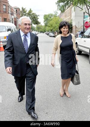 29. August 2011 - Washington, District of Columbia, Vereinigte Staaten von Amerika - Dominique Strauss-Kahn, ehemaliger Leiter des Internationalen Währungsfonds (IWF), und seine Frau Anne Sinclair kehren nach einem Besuch des IWF-Hauptquartiers in Washington, D.C. am Montag, 29. August 2011 in ihr Haus in Georgetown zurück. (Kreditbild: © Ron Sachs/CNP/ZUMAPRESS.com) Stockfoto