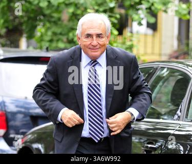 29. August 2011 - Washington, District of Columbia, Vereinigte Staaten von Amerika - Dominique Strauss-Kahn, ehemaliger Leiter des Internationalen Währungsfonds (IWF), kehrt nach einem Besuch des IWF-Hauptquartiers in Washington, D.C. am Montag, den 29. August 2011 in sein Haus in Georgetown zurück. (Kreditbild: © Ron Sachs/CNP/ZUMAPRESS.com) Stockfoto