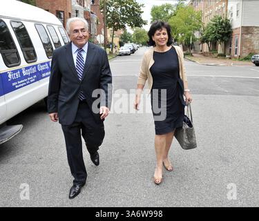 29. August 2011 - Washington, District of Columbia, Vereinigte Staaten von Amerika - Dominique Strauss-Kahn, ehemaliger Leiter des Internationalen Währungsfonds (IWF), und seine Frau Anne Sinclair kehren nach einem Besuch des IWF-Hauptquartiers in Washington, D.C. am Montag, 29. August 2011 in ihr Haus in Georgetown zurück. (Kreditbild: © Ron Sachs/CNP/ZUMAPRESS.com) Stockfoto
