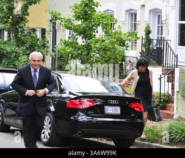 29. August 2011 - Washington, District of Columbia, Vereinigte Staaten von Amerika - Dominique Strauss-Kahn, ehemaliger Leiter des Internationalen Währungsfonds (IWF), kehrt nach einem Besuch des IWF-Hauptquartiers in Washington, D.C. am Montag, den 29. August 2011 in sein Haus in Georgetown zurück. (Kreditbild: © Ron Sachs/CNP/ZUMAPRESS.com) Stockfoto