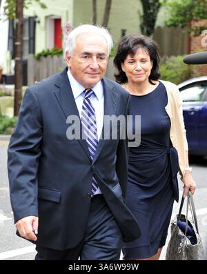 29. August 2011 - Washington, District of Columbia, Vereinigte Staaten von Amerika - Dominique Strauss-Kahn, ehemaliger Leiter des Internationalen Währungsfonds (IWF), und seine Frau Anne Sinclair kehren nach einem Besuch des IWF-Hauptquartiers in Washington, D.C. am Montag, 29. August 2011 in ihr Haus in Georgetown zurück. (Kreditbild: © Ron Sachs/CNP/ZUMAPRESS.com) Stockfoto