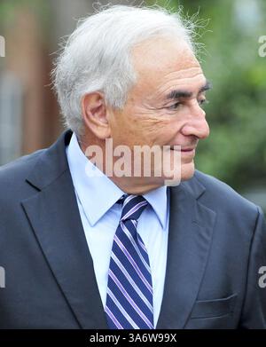 29. August 2011 - Washington, District of Columbia, Vereinigte Staaten von Amerika - Dominique Strauss-Kahn, ehemaliger Leiter des Internationalen Währungsfonds (IWF), kehrt nach einem Besuch des IWF-Hauptquartiers in Washington, D.C. am Montag, den 29. August 2011 in sein Haus in Georgetown zurück. (Kreditbild: © Ron Sachs/CNP/ZUMAPRESS.com) Stockfoto
