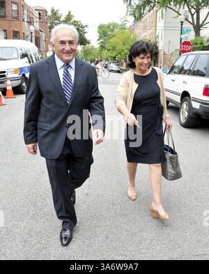 29. August 2011 - Washington, District of Columbia, Vereinigte Staaten von Amerika - Dominique Strauss-Kahn, ehemaliger Leiter des Internationalen Währungsfonds (IWF), kehrt nach einem Besuch des IWF-Hauptquartiers in Washington, D.C. am Montag, den 29. August 2011 in sein Haus in Georgetown zurück. (Kreditbild: © Ron Sachs/CNP/ZUMAPRESS.com) Stockfoto