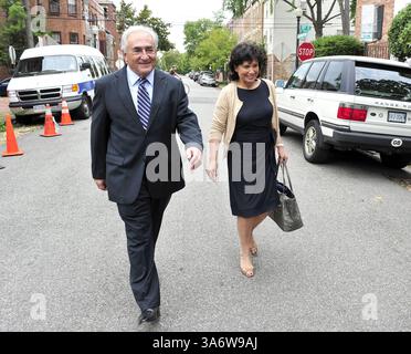 29. August 2011 - Washington, District of Columbia, Vereinigte Staaten von Amerika - Dominique Strauss-Kahn, ehemaliger Leiter des Internationalen Währungsfonds (IWF), und seine Frau Anne Sinclair kehren nach einem Besuch des IWF-Hauptquartiers in Washington, D.C. am Montag, 29. August 2011 in ihr Haus in Georgetown zurück. (Kreditbild: © Ron Sachs/CNP/ZUMAPRESS.com) Stockfoto