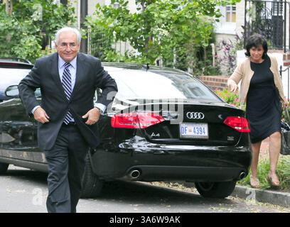 29. August 2011 - Washington, District of Columbia, Vereinigte Staaten von Amerika - Dominique Strauss-Kahn, ehemaliger Leiter des Internationalen Währungsfonds (IWF), und seine Frau Anne Sinclair kehren nach einem Besuch des IWF-Hauptquartiers in Washington, D.C. am Montag, 29. August 2011 in ihr Haus in Georgetown zurück. (Kreditbild: © Ron Sachs/CNP/ZUMAPRESS.com) Stockfoto