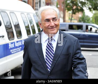 29. August 2011 - Washington, District of Columbia, Vereinigte Staaten von Amerika - Dominique Strauss-Kahn, ehemaliger Leiter des Internationalen Währungsfonds (IWF), kehrt nach einem Besuch des IWF-Hauptquartiers in Washington, D.C. am Montag, den 29. August 2011 in sein Haus in Georgetown zurück. (Kreditbild: © Ron Sachs/CNP/ZUMAPRESS.com) Stockfoto