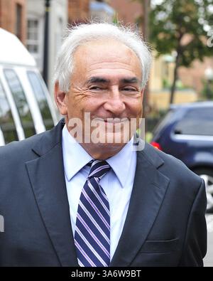 29. August 2011 - Washington, District of Columbia, Vereinigte Staaten von Amerika - Dominique Strauss-Kahn, ehemaliger Leiter des Internationalen Währungsfonds (IWF), kehrt nach einem Besuch des IWF-Hauptquartiers in Washington, D.C. am Montag, den 29. August 2011 in sein Haus in Georgetown zurück. (Kreditbild: © Ron Sachs/CNP/ZUMAPRESS.com) Stockfoto