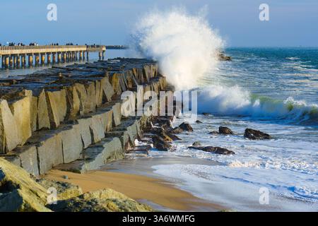 Die mächtige Welle stürzt gegen die felsige Küste in der Nähe des Cabrillo Beach Pier in San Pedro, Kalifornien, und hebt den Kontrast von Wasser und Stein in A hervor Stockfoto