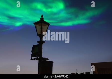 Simulierte Aurora Borealis-Lichtshow des Künstlers Dan Acher am Royal Albert Dock, Liverpool, mit farbenfrohen Himmelsprojektionen aus Rauch und Lasern. Stockfoto