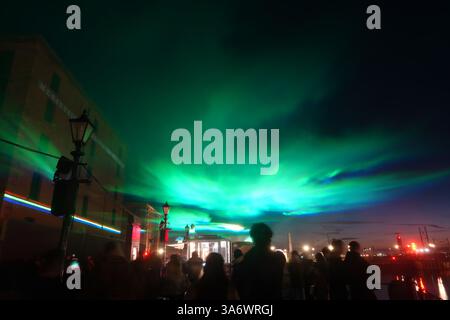 Simulierte Aurora Borealis-Lichtshow des Künstlers Dan Acher am Royal Albert Dock, Liverpool, mit farbenfrohen Himmelsprojektionen aus Rauch und Lasern. Stockfoto