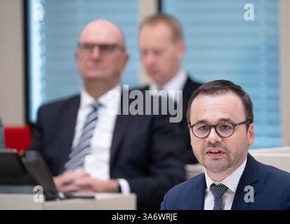 Potsdam, Deutschland. März 2025. Jan Redmann (r), Vorsitzender der brandenburgischen CDU-Fraktion, spricht während einer Sitzung des brandenburgischen landtags. Hinter ihm sitzt Dietmar Woidke (SPD, l), Ministerpräsident von Brandenburg. Quelle: Soeren Stache/dpa/Alamy Live News Stockfoto