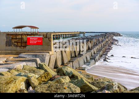 Los Angeles, Kalifornien - 26. Dezember 2024: Warnschild mit der Aufschrift „Danger: Restricted Area Keep Off“ steht in der Nähe des Cabrillo Beach Pier, Stockfoto