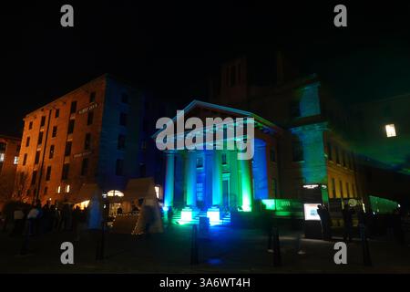 Simulierte Aurora Borealis-Lichtshow des Künstlers Dan Acher am Royal Albert Dock, Liverpool, mit farbenfrohen Himmelsprojektionen aus Rauch und Lasern. Stockfoto