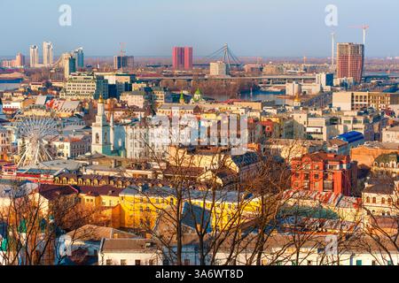 Kiew, Ukraine - 9. März 2025: Lebendige Luftaufnahme des Podil-Viertels in der Nähe des Kontraktowa-Platzes mit modernen Gebäuden, historischer Architektur und Stockfoto