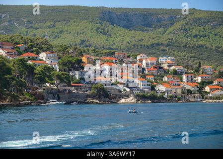 Altstadt von Jelsa auf der adriatischen Insel Hvar in der Grafschaft Split-Dalmatien in Kroatien am 24. August 2024 Stockfoto